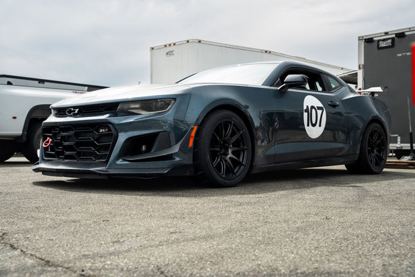 CHEVROLET カマロ 6th Gen ZL1 1LE に APEX SM-10 F:18x11J ET7 / R:18x12J ET41 Anthracite を装着