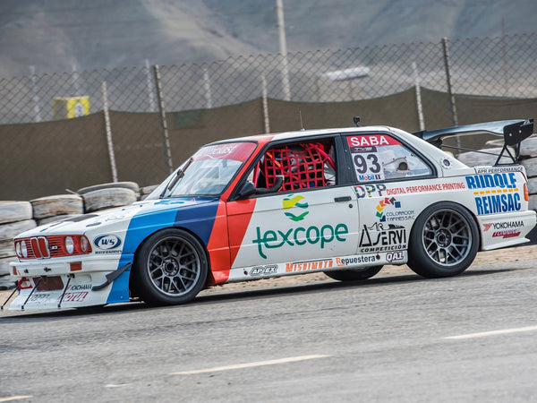 BMW M3 E30 に APEX ARC-8 F:17x9J ET30 / R:17x10J ET25 を装着