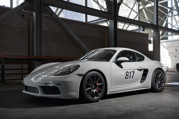 PORSCHE 718 ケイマン S に APEX SM-10 18x9J ET46 / 18x10J ET36 サテンブラックを装着