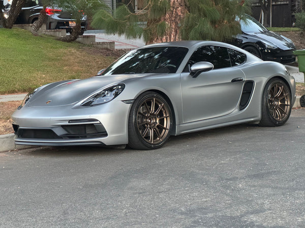 PORSCHE 718 ケイマン GTS 4.0 に APEX SM-10RS 19x9J ET50 / 19x10.5J ET44 サテンブロンズを装着