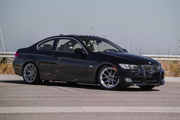 BMW 3シリーズ E90/E91/E92/E93 に APEX VS-5RS 18x9J ET30 を装着