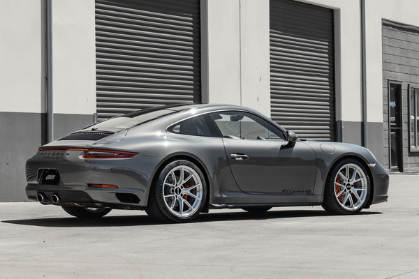 PORSCHE 911 991.2 カレラ4S に APEX VS-5RS 19x9J ET50 / 19x12J ET46 Brushed Clear を装着