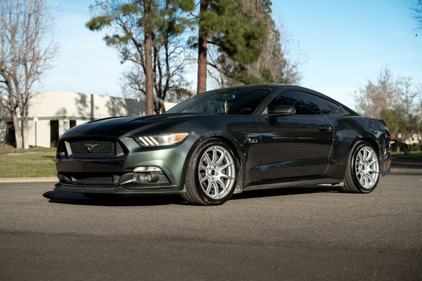 FORD マスタング S550 に APEX SM-10 19x10J ET40 Race Silver を装着