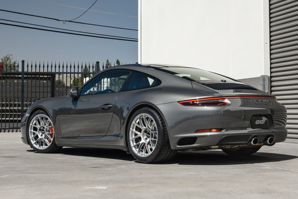 PORSCHE 911 991.2 カレラ4S に APEX EC-7RS 19x9J ET50 / 19x12J ET46 Race Silver を装着