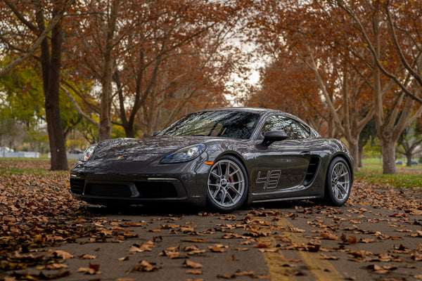 PORSCHE 718 ケイマン S に APEX VS-5RS 18x9J ET46 / 18x10J ET36 ブラッシュドクリアを装着