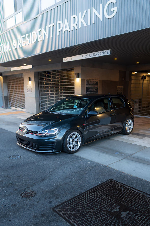 VW ゴルフGTI MK7 に APEX VS-5RS 17x9J ET42 Brushed Clear を装着