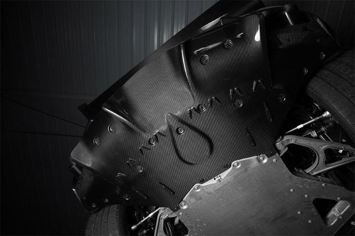 VERUSのコルベットC8用リアディフューザー