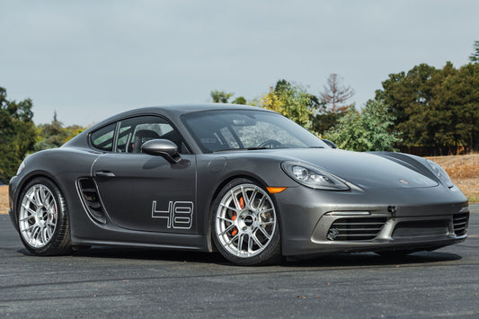 PORSCHE 718 ケイマン S に APEX EC-7RS 19x9J ET50 / 19x11J ET45 レースシルバーを装着