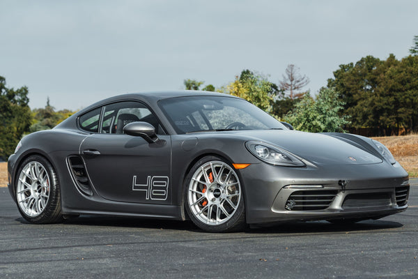 PORSCHE 718 ケイマン S に APEX EC-7RS 19x9J ET50 / 19x11J ET45 レースシルバーを装着