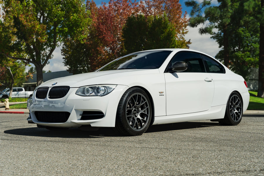 BMW 3シリーズ E90/E91/E92/E93 に APEX EC-7 F:18x9J ET30 / R:18x9.5J ET35 を装着