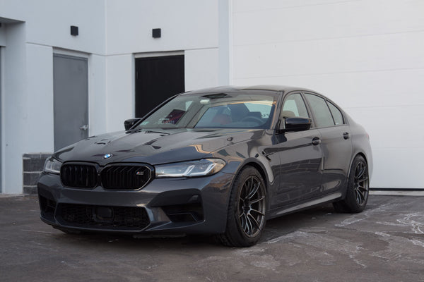 BMW M5 F90 に APEX SM-10RS 19x10J ET12 を装着