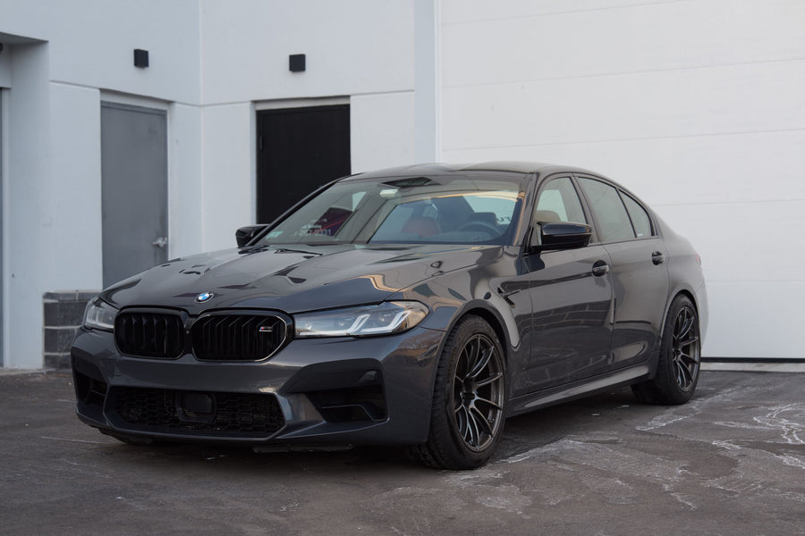 BMW M5 F90 に APEX SM-10RS 19x10J ET12 を装着