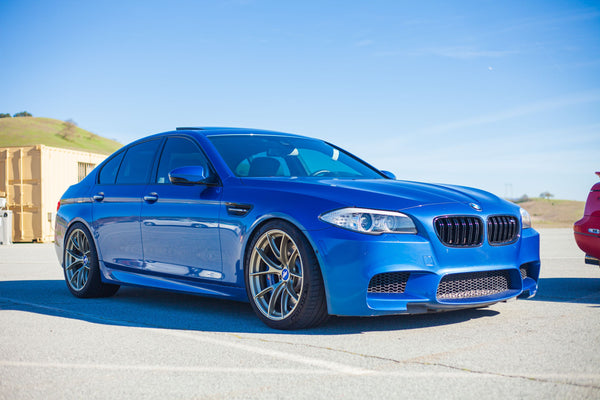 BMW M5 F10 に APEX VS-5RS F:20x9.5J ET22 / R:20x11J ET44 を装着