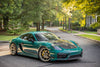 PORSCHE 981 ケイマン GTS に APEX VS-5RS 20x9J ET50 / 20x11J ET50 モータースポーツゴールドを装着