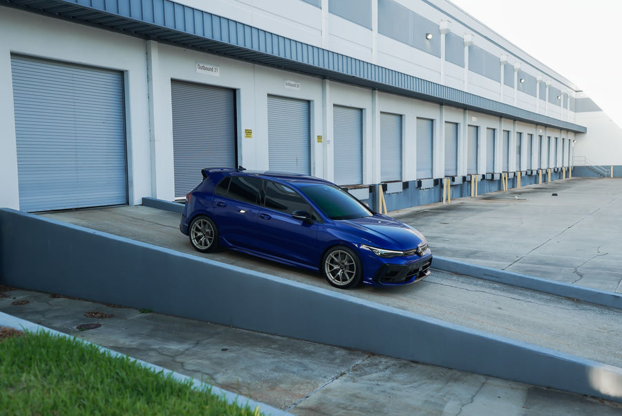 VW ゴルフR MK8 に APEX VS-5RS 18x9J ET42 Motorsport Gold を装着