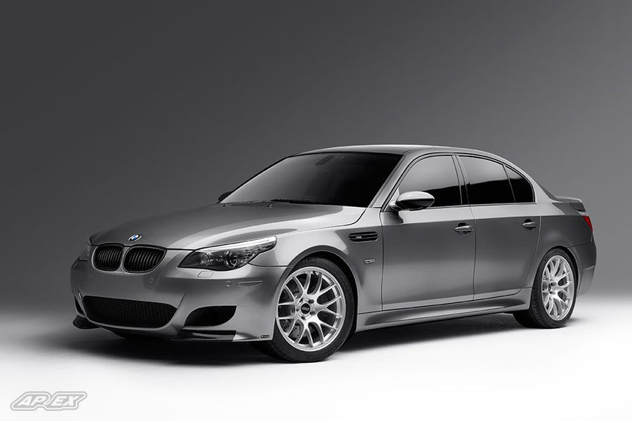 BMW M5 E60 に APEX EC-7 F:19x8.5J ET35 / R:19x10.5J ET22 を装着