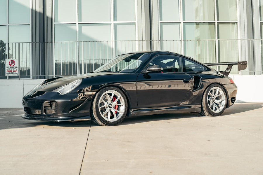 PORSCHE 911 996 ターボ に APEX VS-5RS 18x9J ET46 / 18x12J ET46 Brushed Clear を装着