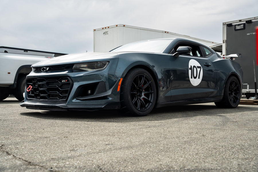 CHEVROLET カマロ 6th Gen ZL1 1LE に APEX SM-10 F:18x11J ET7 / R:18x12J ET41 Anthracite を装着