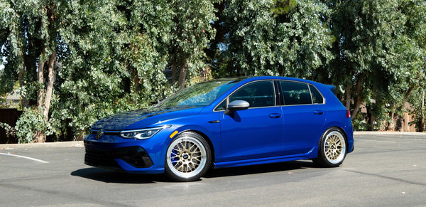 VW ゴルフR MK8 に APEX ML-10RT 18x9J ET42 Machined Lip Gloss Motorsport Gold を装着