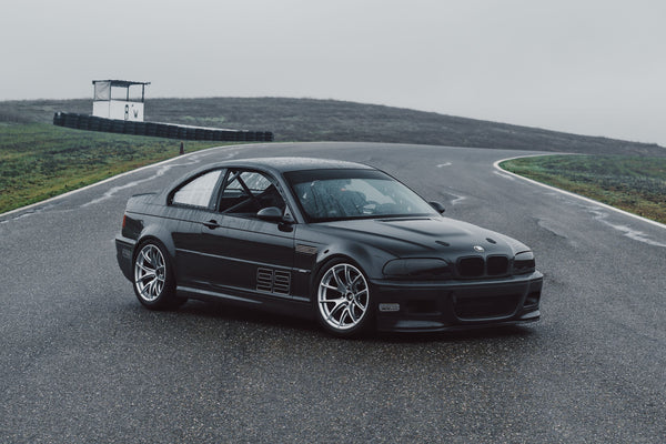 BMW M3 E46 に APEX VS-5RE 18x10J ET25 を装着