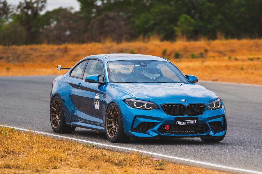 BMW M2 F87 に APEX SM-10 18x10J ET33 を装着