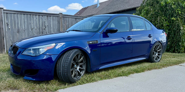 BMW M5 E60 に APEX SM-10 F:19x9.5J ET22 / R:19x10J ET25 を装着