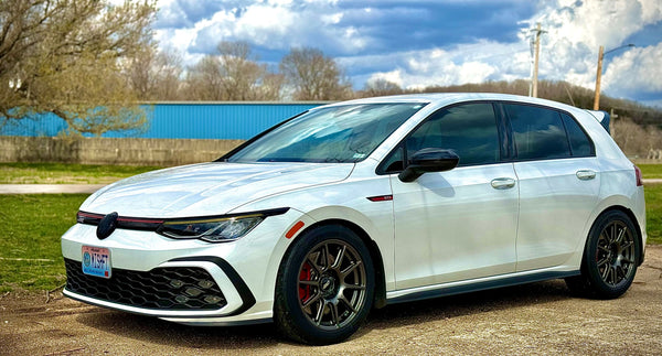 VW ゴルフGTI MK8 に APEX SM-10 17x9J ET42 Anthracite を装着