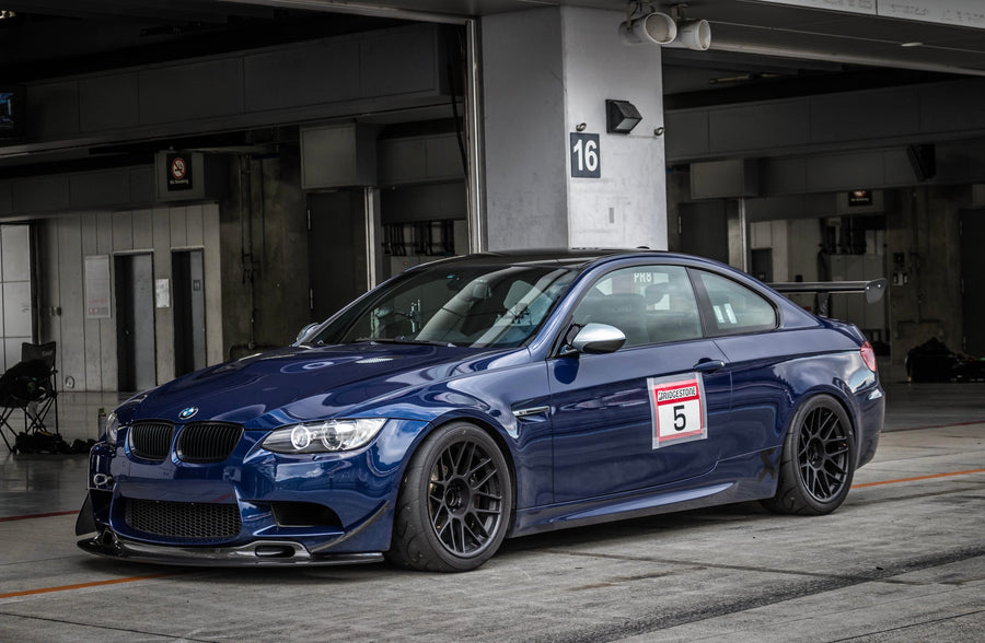 BMW M3 E90/E92/E93 に APEX ARC-8 18x10.5J ET22 を装着