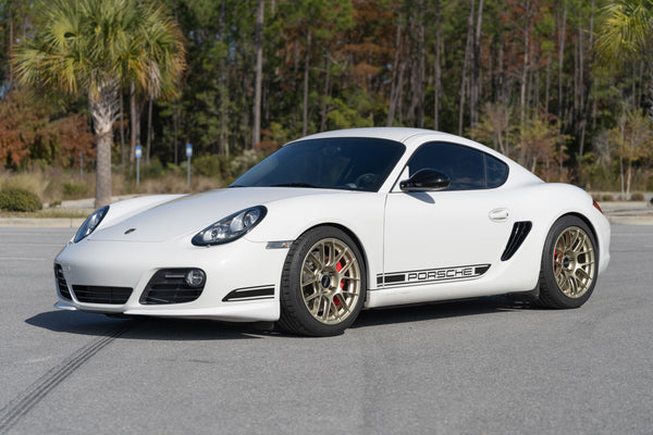 PORSCHE 987 ケイマン R に APEX EC-7RS 18x9J ET46 / 18x10J ET36 モータースポーツゴールドを装着