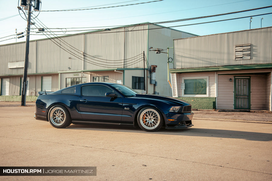 FORD マスタング S197 に APEX ML-10RT F:19x10J ET40 / R:19x11J ET52 Machined Lip Race Silver を装着