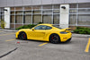 APEX SM-10 サテンブラック装着の PORSCHE 718 ケイマン GT4 リアビュー