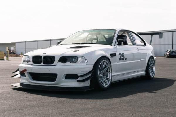 BMW M3 E46 に APEX VS-5RS 18x11J ET25 を装着