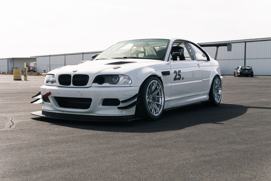 BMW M3 E46 に APEX VS-5RS 18x11J ET25 を装着