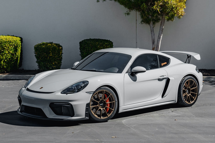 PORSCHE 718 ケイマン GT4 に APEX SM-10RS 19x9J ET50 / 19x11J ET48 サテンブロンズを装着