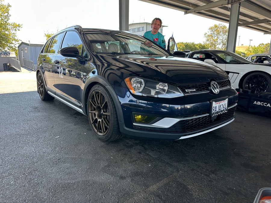 VW ゴルフ オールトラック／スポーツワゴン MK7 に APEX SM-10 18x9J ET42 Satin Bronze を装着