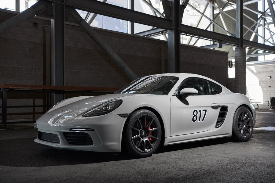 PORSCHE 718 ケイマン S に APEX SM-10 18x9J ET46 / 18x10J ET36 サテンブラックを装着