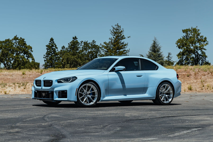 BMW M2 G87 に APEX VS-5RS F:20x10J ET8 / R:20x11J ET18 を装着