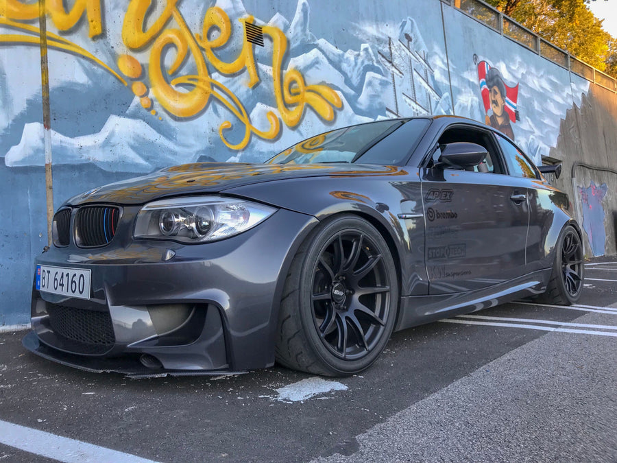 BMW 1M E82 に APEX SM-10 F:18x9.5J ET22 / R:18x10.5J ET22 を装着