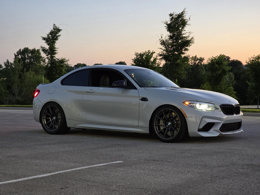 BMW M2 F87 に APEX SM-10RS F:19x9.5J ET28 / R:19x11J ET44 を装着