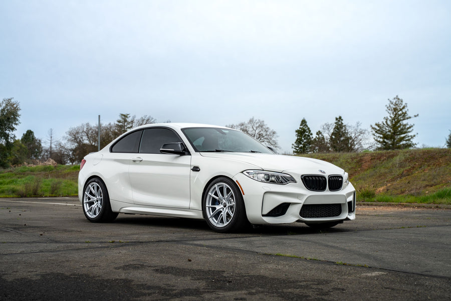 BMW M2 F87 に APEX VS-5 18x10J ET25 を装着