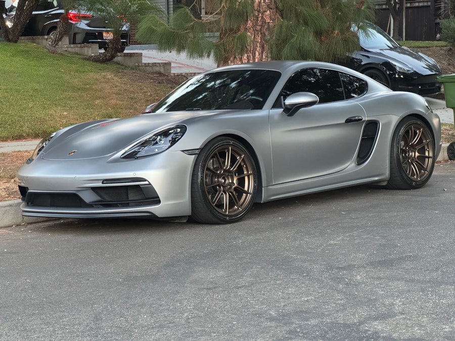 PORSCHE 718 ケイマン GTS 4.0 に APEX SM-10RS 19x9J ET50 / 19x10.5J ET44 サテンブロンズを装着