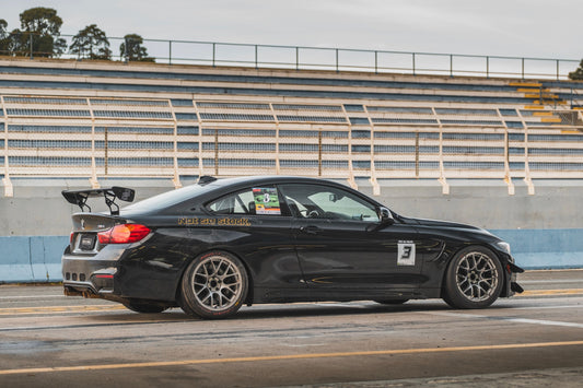 BMW M4 F82/F83 に APEX EC-7 18x10J ET25 を装着