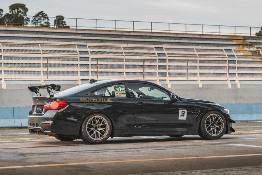 BMW M4 F82/F83 に APEX EC-7 18x10J ET25 を装着