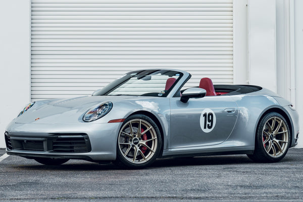 PORSCHE 911 992.1 カレラS に APEX VS-5RS 19x9.5J ET45 / 20x11.5J ET60 モータースポーツゴールドを装着