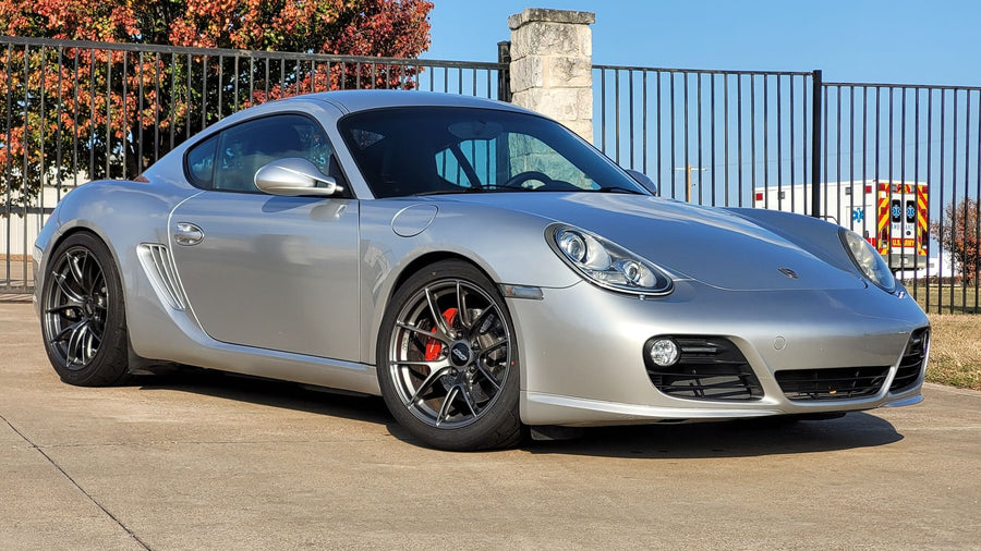 PORSCHE 987 ケイマン S に APEX VS-5RS 18x10J ET36 / 19x10.5J ET44 アンスラサイトを装着