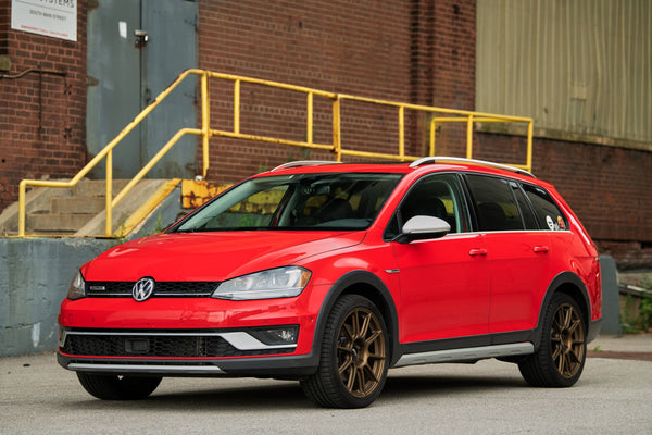 VW ゴルフ オールトラック／スポーツワゴン MK7 に APEX SM-10 18x8.5J ET43 Satin Bronze を装着