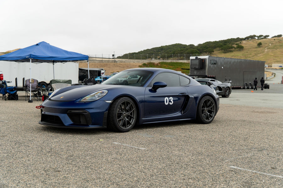 PORSCHE 718 ケイマン GT4 に APEX VS-5RS 19x9J ET50 / 19x11J ET48 アンスラサイトを装着