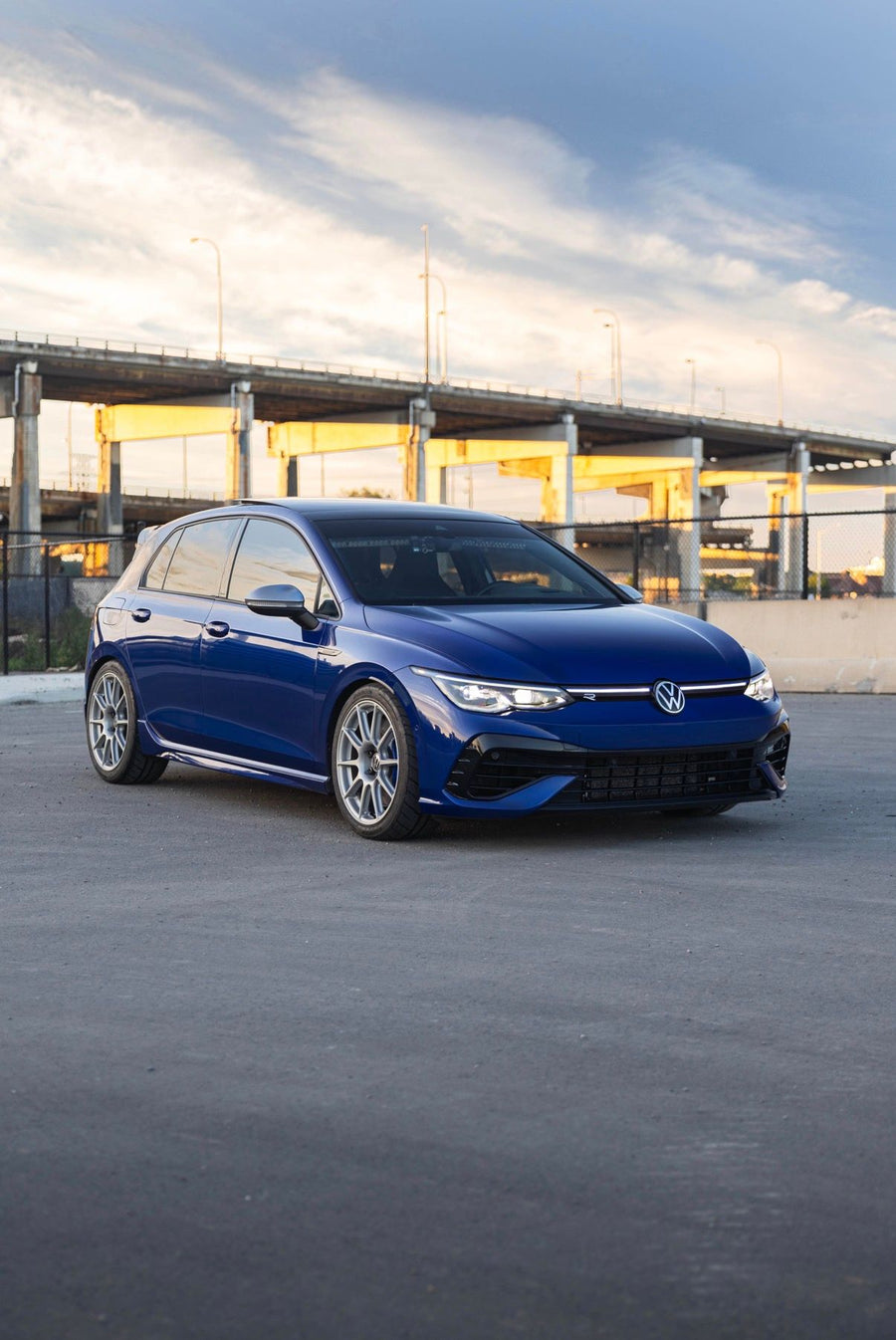 VW ゴルフR MK8 に APEX SM-10 18x9J ET42 Race Silver を装着