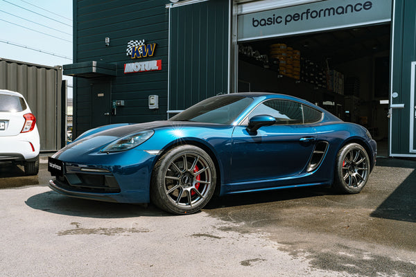 PORSCHE 718 ケイマン GTS 4.0 に APEX SM-10 19x9J ET50 / 19x10.5J ET44 アンスラサイトを装着