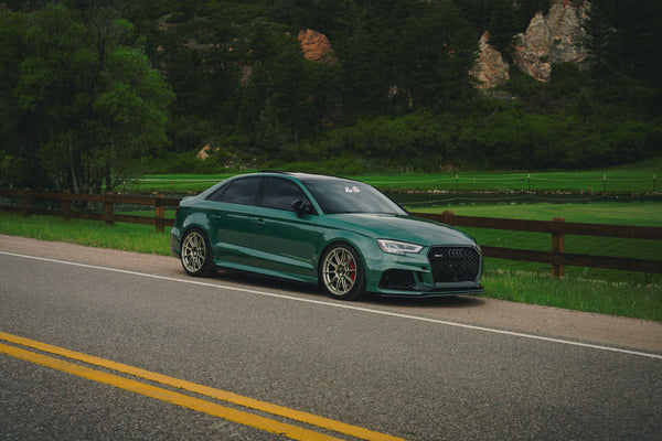 AUDI RS3 8V に APEX SM-10RS 18x9.5J ET41 スクエア モータースポーツゴールドを装着